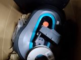 un aspirateur rangé dans une boîte en carton