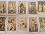 une vieille photo représentant un groupe d'hommes et de femmes vêtus de costumes traditionnels