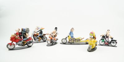de nombreuses figurines représentant des personnes à moto ou en voiture