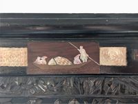 Vitrine en bois laqué, sculpté et incrustations de nacre, ou… (photo 3)
