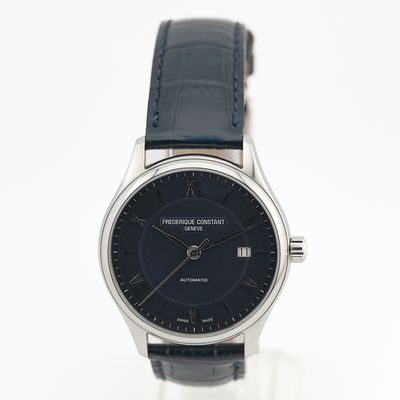 gros plan d'une montre-bracelet avec un cadran noir