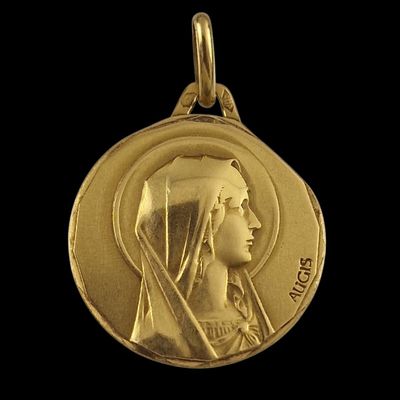 l'image d'une médaille d'or sur laquelle figure le visage d'une femme