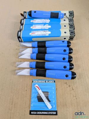quatre types différents d'outils électriques bleus et noirs posés sur une table
