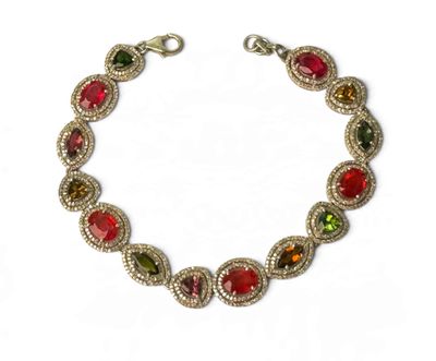 gros plan d'un bracelet sur une surface blanche