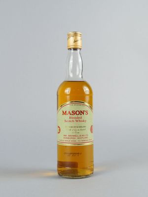 une bouteille de whisky irlandais Mason posée sur une table