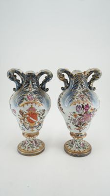 une paire de vases ornés de motifs floraux sur un fond blanc