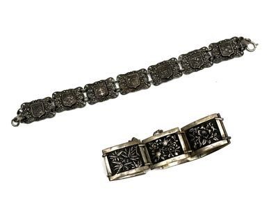 une image représentant un bracelet et un bracelet orné de fleurs