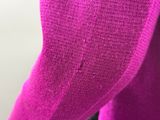 un pull violet avec un trou au milieu