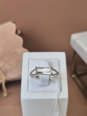 une boîte blanche posée sur une table, avec un anneau à l'intérieur