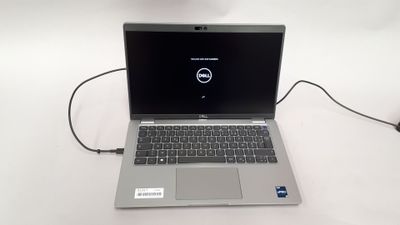 un ordinateur portable posé sur une table