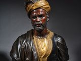 un buste en bronze représentant un homme coiffé d'un turban