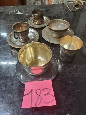 plusieurs tasses et soucoupes posées sur une table