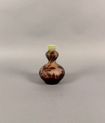 une image représentant un petit vase orné d'un motif marron et blanc