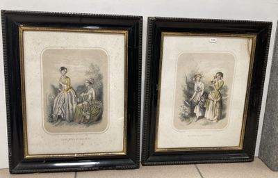 deux reproductions encadrées représentant deux femmes en tenue de cérémonie