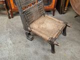une chaise qui se trouve au milieu d'une pièce