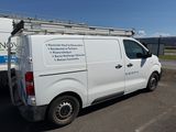 une camionnette blanche garée dans un parking