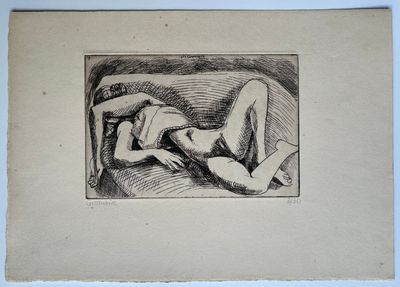 un dessin en noir et blanc représentant une femme nue allongée sur un canapé