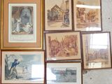 de nombreuses photos encadrées sur le mur de cette pièce