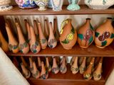 de nombreux vases posés sur une étagère dans une pièce