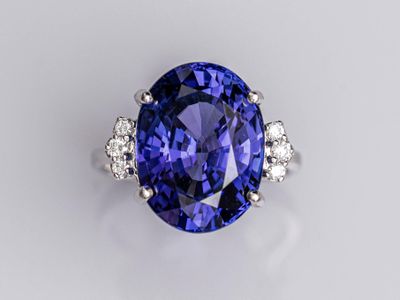 une bague en tanzanite et diamants