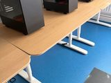 de nombreux ordinateurs posés sur les bureaux de cette salle