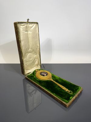 une image représentant un coffret doré et vert contenant une clé