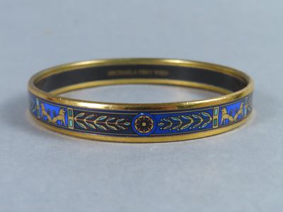 un gros plan d'un bracelet en émail doré et bleu