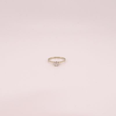 une bague en or blanc sertie d'un seul diamant au centre