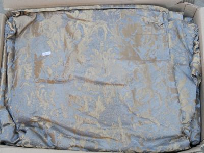 une boîte posée par terre, avec une couverture à l'intérieur