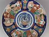 une image représentant une assiette bleue et blanche ornée d'un motif