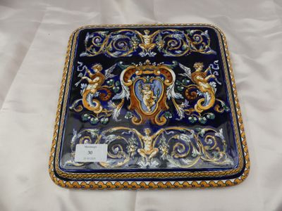 une boîte bleue et dorée posée sur une nappe blanche
