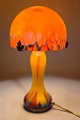 l'image d'une lampe posée sur une table