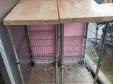 une table surmontée de deux étagères