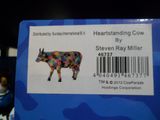 quelqu'un tient une carte sur laquelle figure l'image d'une vache