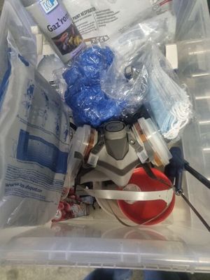 un récipient en plastique contenant divers objets