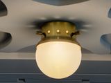 une lumière allumée au plafond d'un avion