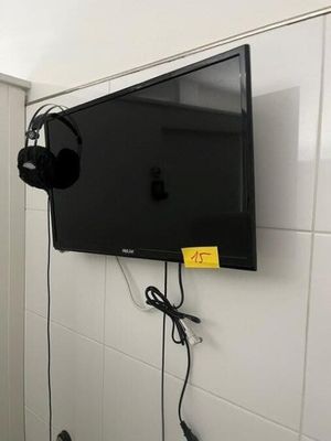 une télévision à écran plat fixée au mur de la salle de bains