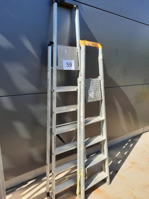 une échelle appuyée contre un mur à côté d'un immeuble