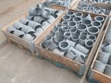 la boîte contient de nombreux types de tuyaux et de raccords différents