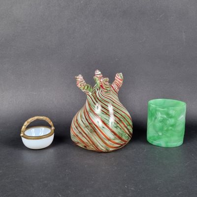 trois objets d'art en verre posés sur une table sur laquelle se trouve une bague