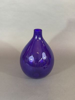 un vase violet posé sur une table