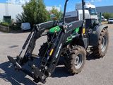 le tracteur est garé sur le parking, l'arrière de son chargeur