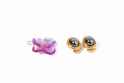 deux paires de boucles d'oreilles et une fleur sur un fond blanc
