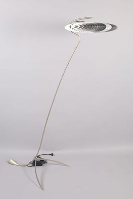 l'image d'une lampe posée sur une table