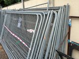 une clôture sur laquelle sont fixées plusieurs barres métalliques