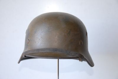 un gros plan d'un casque posé sur un support métallique