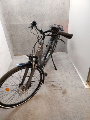 un vélo appuyé contre un mur dans une pièce