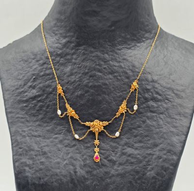 gros plan d'un collier sur un mannequin mannequin mannequin mannequin mannequin mannequin mannequin mannequin mannequin