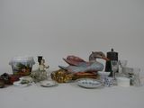 un grand nombre d'objets différents posés sur une table
