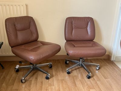 Paire de chaises sur roulettes à piètement étoile, piqûres d…